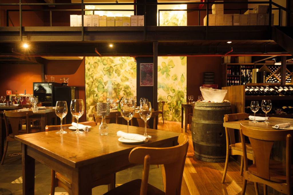 Vintage, na Grand Cru Barra, faz degustação às cegas