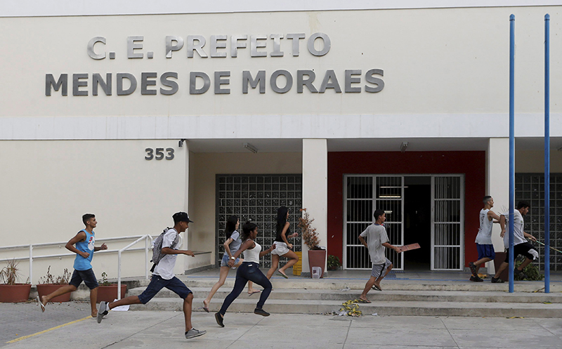 Pancadaria entre estudantes resulta em depredação de escola