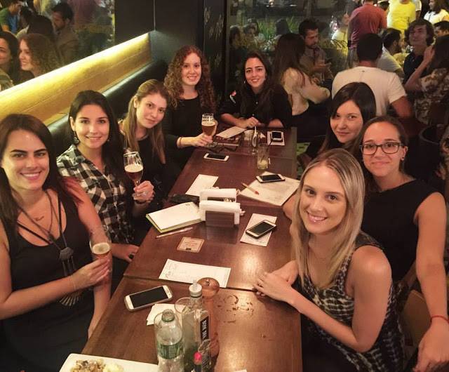 Grupo de mulheres lança cerveja em evento no Leblon
