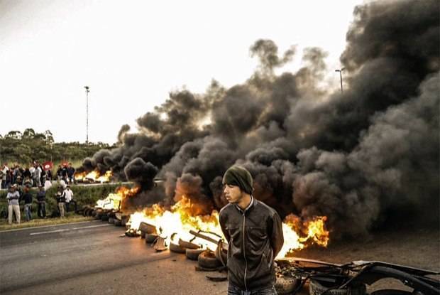 Protestos contra o impeachment fecham rodovias fluminenses