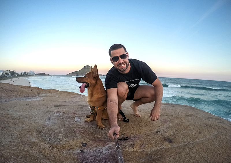 Carioca roda o Brasil com seu cachorro adotado