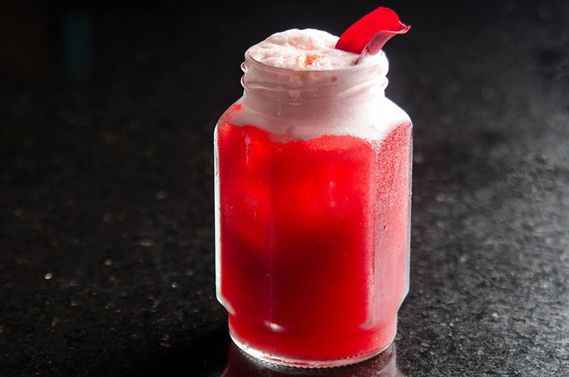 Primavera inspira drinques com flores pela cidade