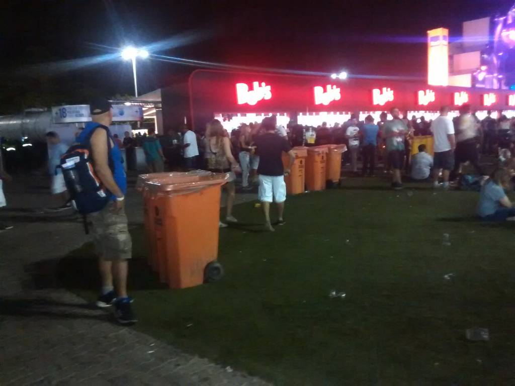 Cidade do Rock tem noite de lixeiras vazias