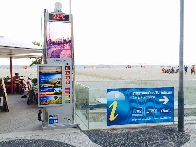 Copacabana ganha totem informativo multifuncional