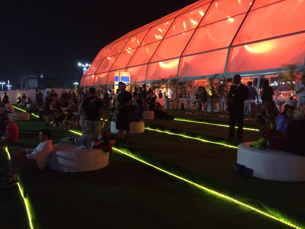 Camarote dos vipões fica sem vips e Geovanna Tominaga comete gafe