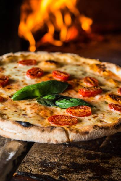 Giulia: molho de tomate, mussarela sem lactose, tomate de Pachino e manjericão Giulia: molho de tomate, mussarela sem lactose, tomate de Pachino e manjericão