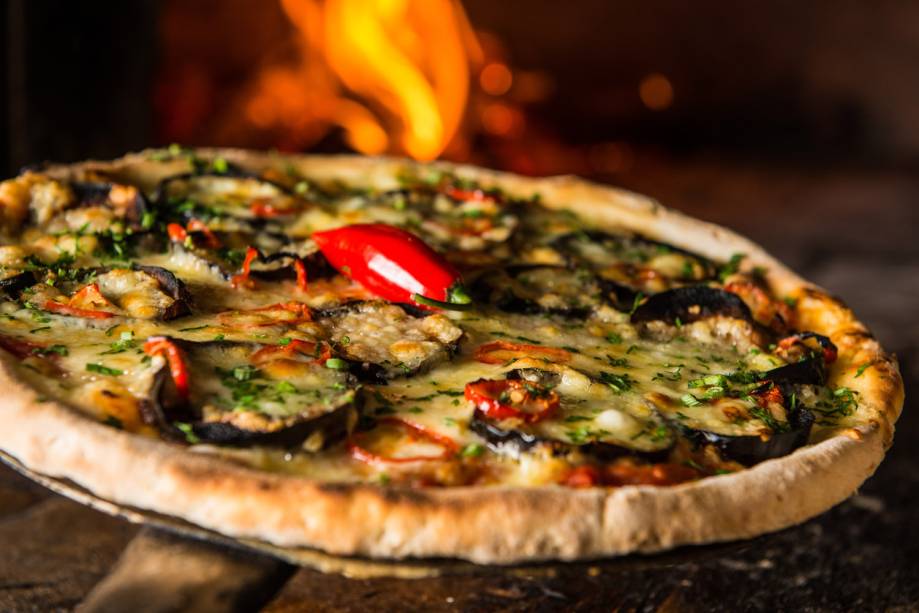 Olímpia: molho de tomate, mussarela, berinjela, pimenta-dedo-de-moça, salsa e manjericão Olímpia: molho de tomate, mussarela, berinjela, pimenta-dedo-de-moça, salsa e manjericão