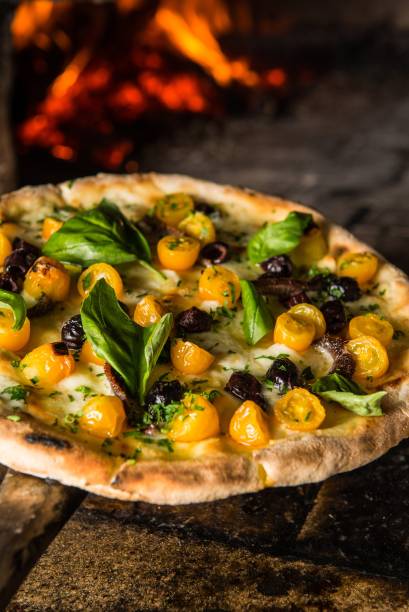 Anna: mussarela, tomate de Pachino, azeitona preta, aliche, salsa e manjericão Anna: mussarela, tomate de Pachino, azeitona preta, aliche, salsa e manjericão