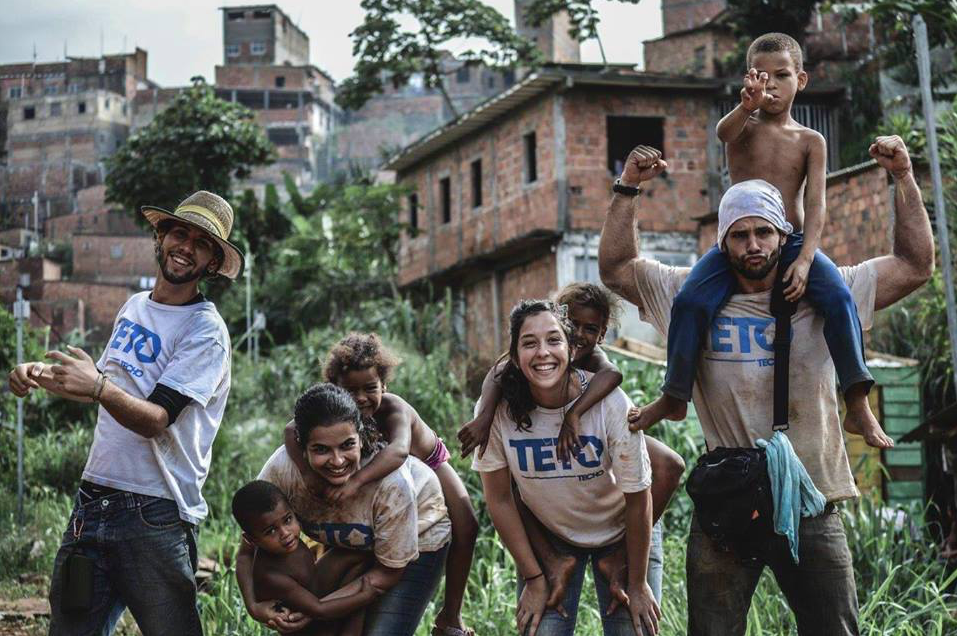 Jovens se unem para construir 40 casas em comunidades do Rio