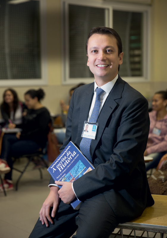 Rafael Frota atua no pré-vestibular comunitário InVest