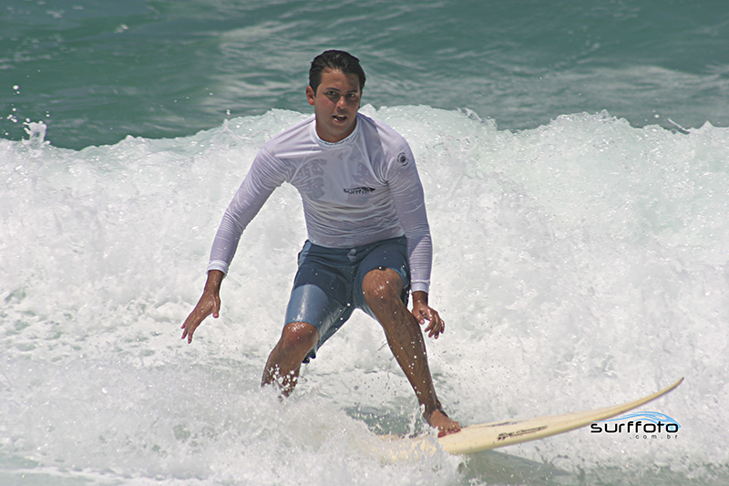 Guido Schäffer surfando