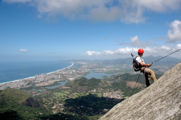 Saiba como começar a praticar escalada e paraquedismo