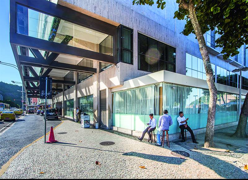 MP denuncia hotel em Copacabana por intervenção irregular no calçadão