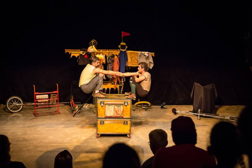 Grupo circense faz apresentações gratuitas em espaços públicos