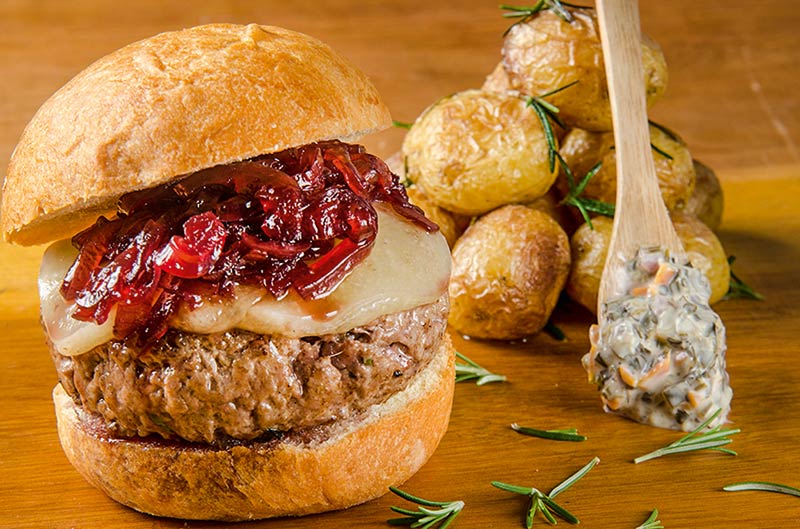 Mira!: contrafilé, queijo de ovelha e relish de cebola-roxa, ladeado por batata rústica e molho tártaro (R$ 42,00)