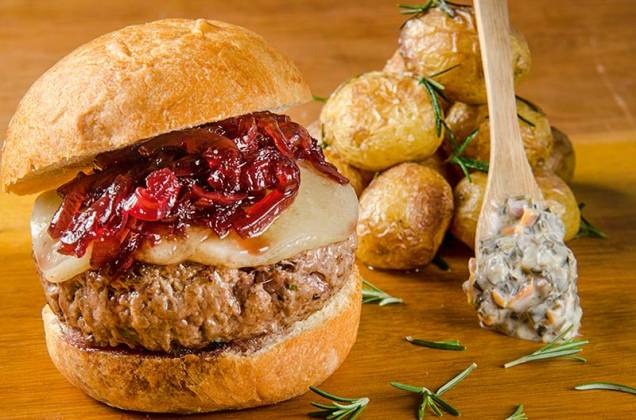Mira!: contrafilé, queijo de ovelha e relish de cebola-roxa, ladeado por batata rústica e molho tártaro (R$ 42,00) Mira!: contrafilé, queijo de ovelha e relish de cebola-roxa, ladeado por batata rústica e molho tártaro (R$ 42,00)