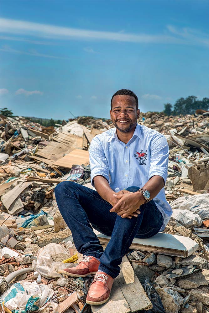 Tião Santos atua pela conscientização ambiental e reciclagem