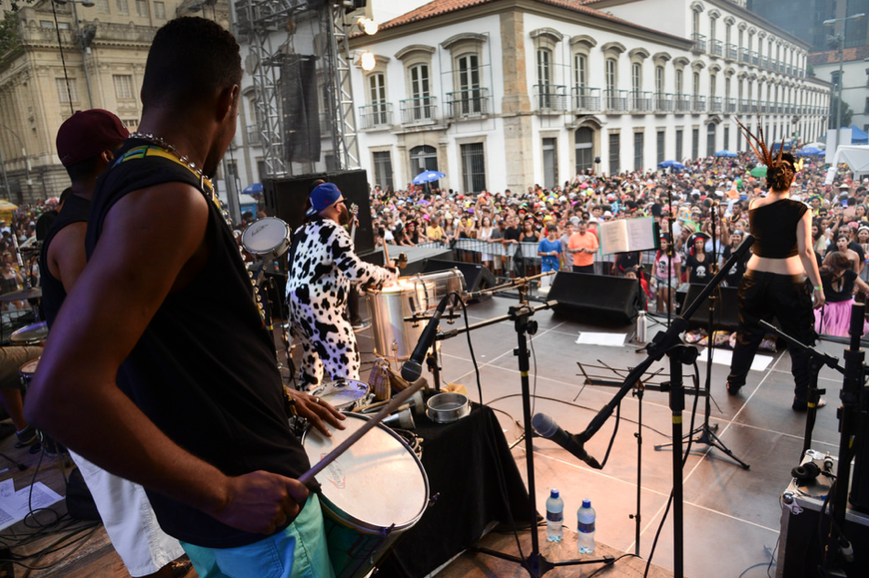 Bloco Cru faz ensaio aberto gratuito no Centro