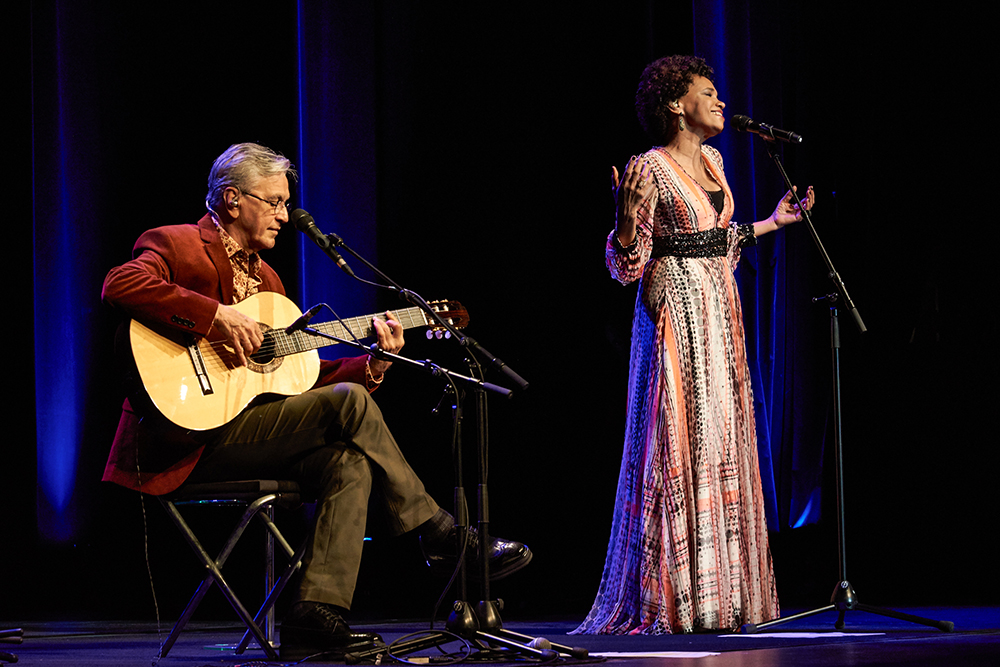 Caetano apresenta Teresa Cristina