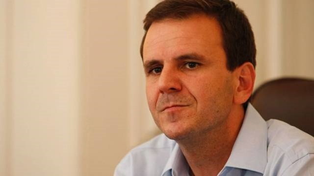 Eduardo Paes é vaiado ao visitar local da explosão