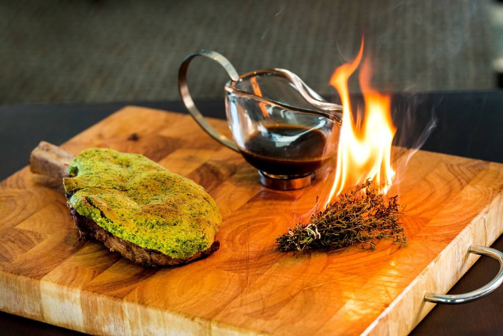 O chef francês Jean-Paul Bondoux cozinha no L’Etoile