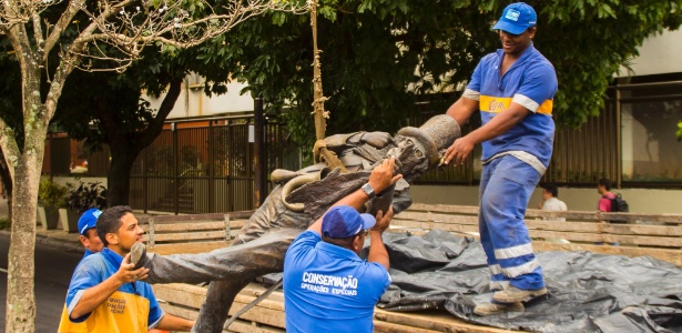 Alvo de vandalismo, estátua de Chacrinha é recolhida para reforma