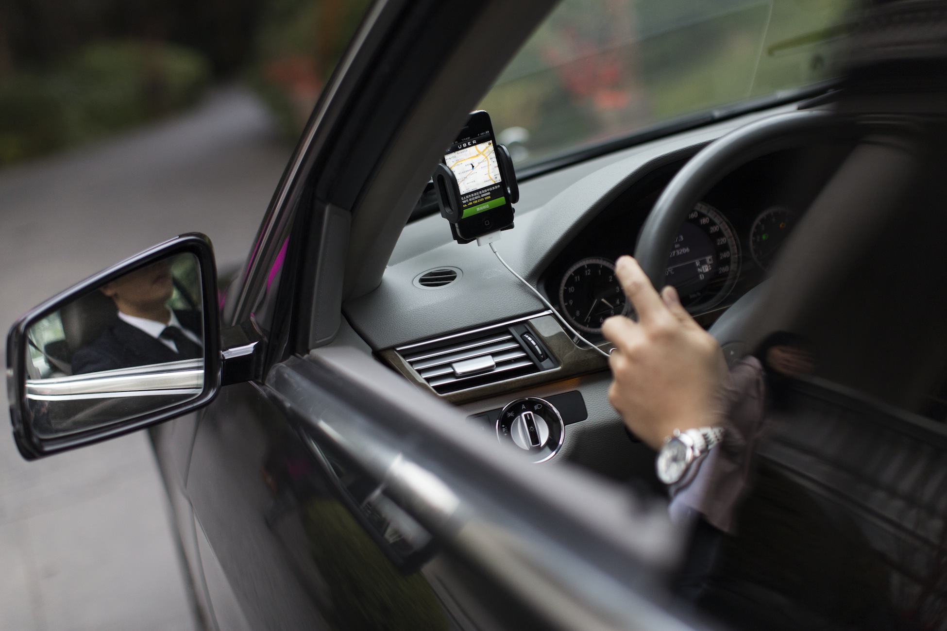 Em resposta à manifestação de taxistas, Uber dá desconto no Rio