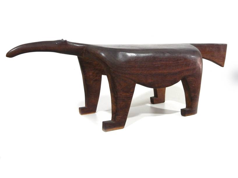 Banco Tamanduá, feito de madeira canela tingida com pigmentos naturais. De Tribo Mehinako (Alto Xingu) Banco Tamanduá, feito de madeira canela tingida com pigmentos naturais. De Tribo Mehinako (Alto Xingu)