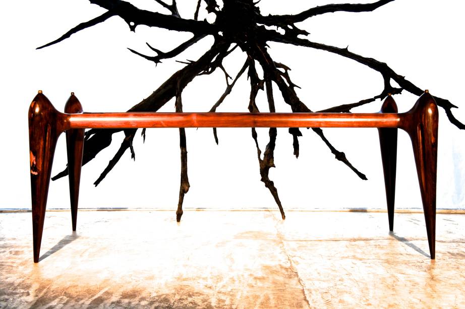 Mesa / Escultura em jacarandá maciço, detalhes em metal. Tampo de vidro com pintura em ouro sob o vidro, motivos helênicos, retratando mulheres e crianças, assinado por De Marchis. Mesa / Escultura em jacarandá maciço, detalhes em metal. Tampo de vidro com pintura em ouro sob o vidro, motivos helênicos, retratando mulheres e crianças, assinado por De Marchis.