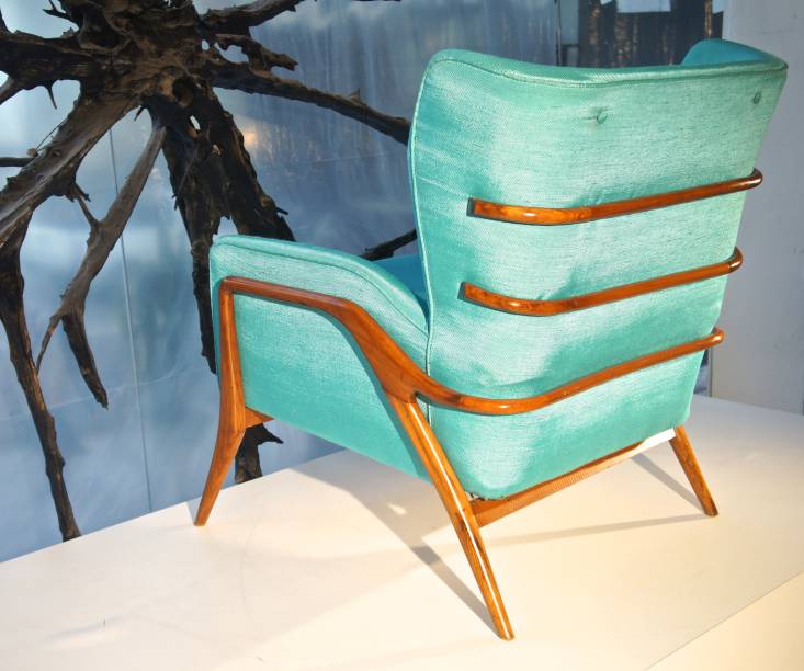 Giuseppe Scapinelli. Poltrona com desenho streamline, em caviúna. Brasil, meados dos anos 1950. Giuseppe Scapinelli. Poltrona com desenho streamline, em caviúna. Brasil, meados dos anos 1950.