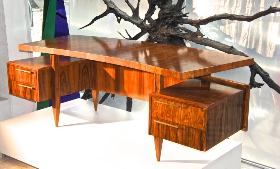 Giuseppe Scapinelli. Sofisticada escrivaninha "Meia-lua", em caviúna maciça e detalhes em metal. Brasil, década de 1950. Giuseppe Scapinelli. Sofisticada escrivaninha "Meia-lua", em caviúna maciça e detalhes em metal. Brasil, década de 1950.