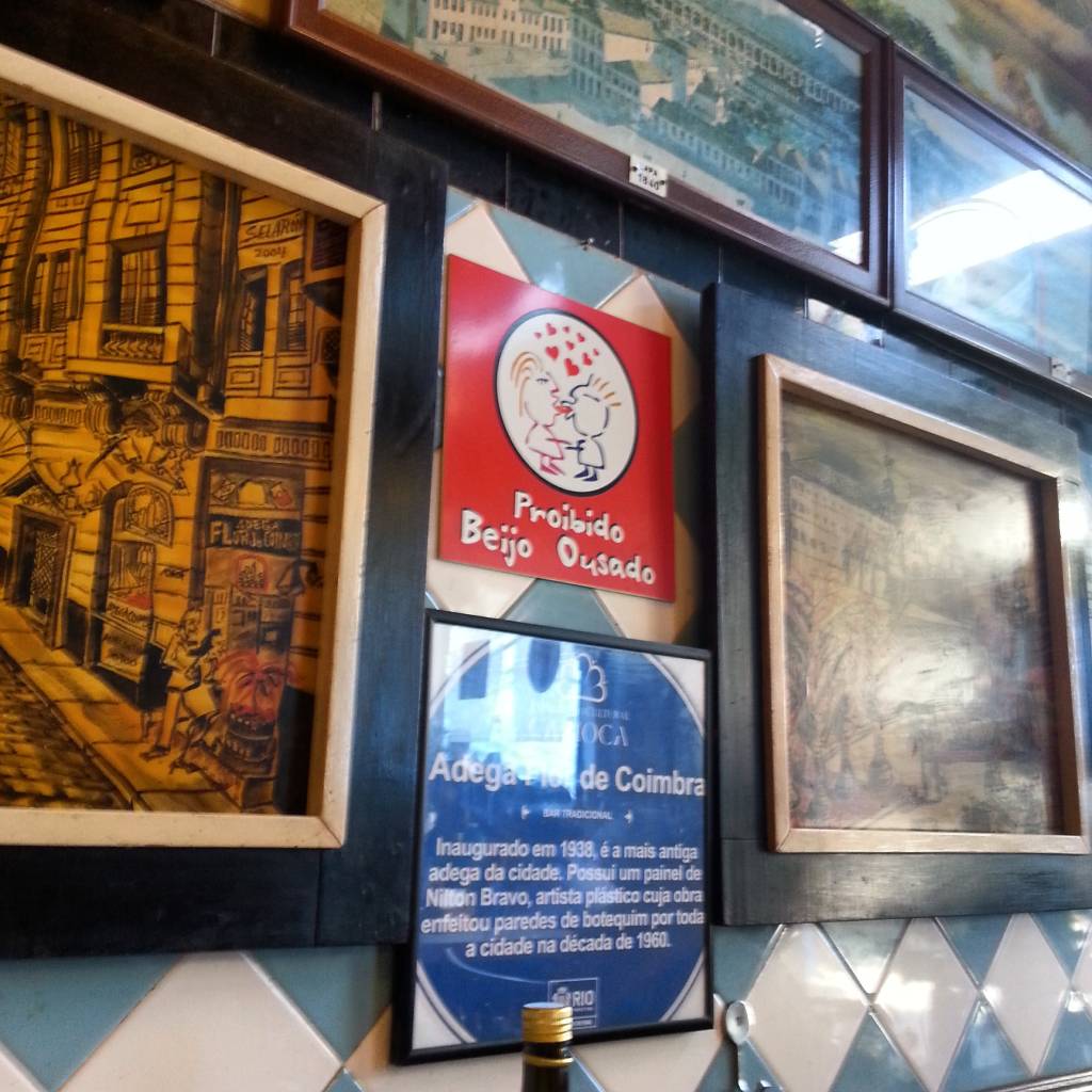 Adega Flor de Coimbra tem cartaz que proibe beijos ousados no salão