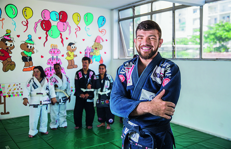 Allan Di Lucia dá aulas de jiu-jítsu a pessoas com deficiência
