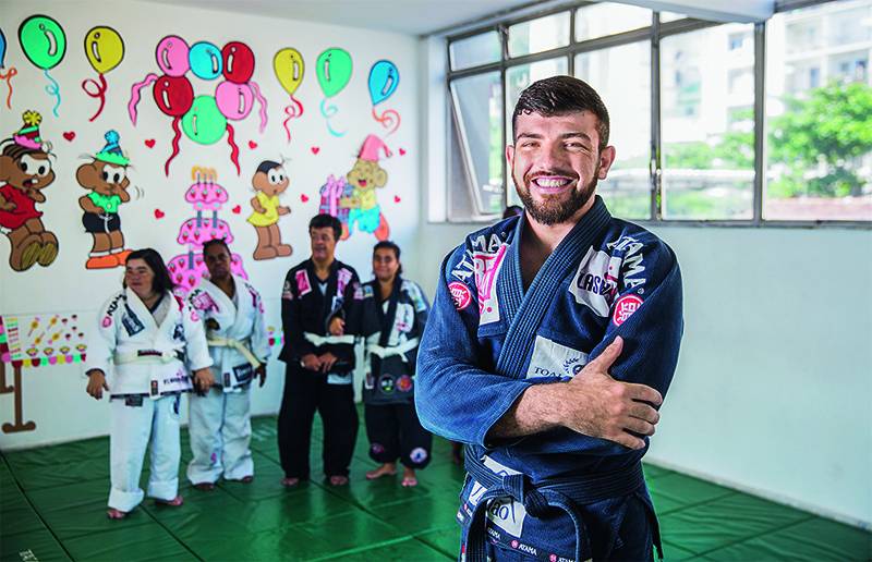 Allan Di Lucia dá aulas de jiu-jítsu a pessoas com deficiência