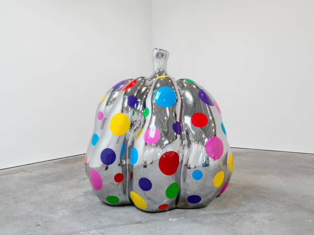 Pumpkin (2015): aço inoxidável e tinta, de Yayoi Kusama, da galeria David Zwirner Pumpkin (2015): aço inoxidável e tinta, de Yayoi Kusama, da galeria David Zwirner