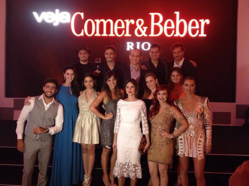 As celebridades que entregaram os pr&ecirc;mios da noite se re&uacute;nem no palco