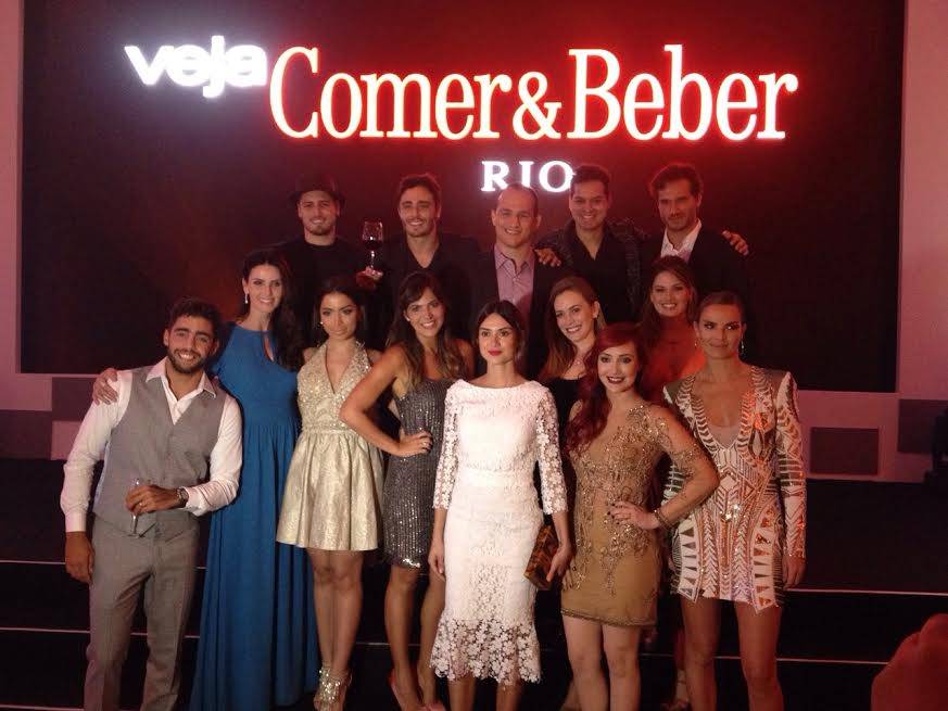 As celebridades que entregaram os pr&ecirc;mios da noite se re&uacute;nem no palco