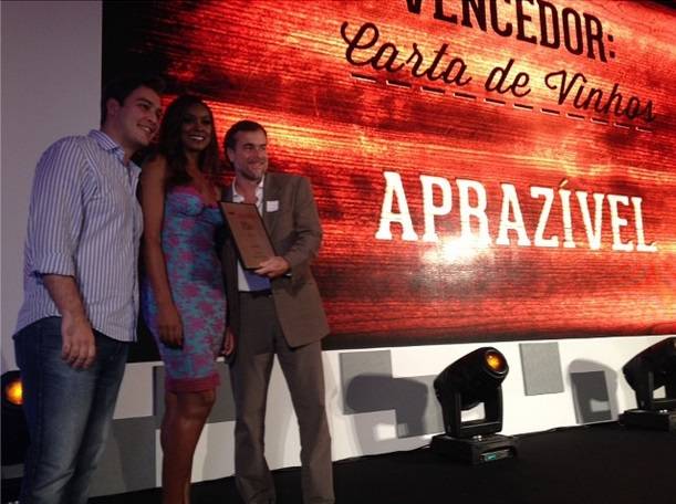 A atriz Cris Vianna entrega um dos pr&ecirc;mios da noite