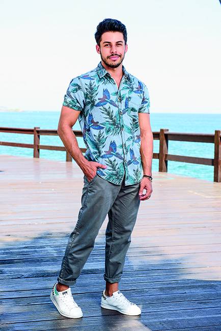 Camisas estampadas são tendência no visual masculino