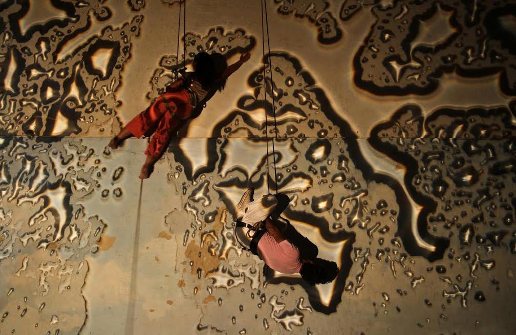 Fachada do MAR recebe intervenção artística com bailarinos suspensos