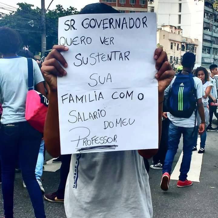 Alunos e professores no estado protestam por investimentos na educação