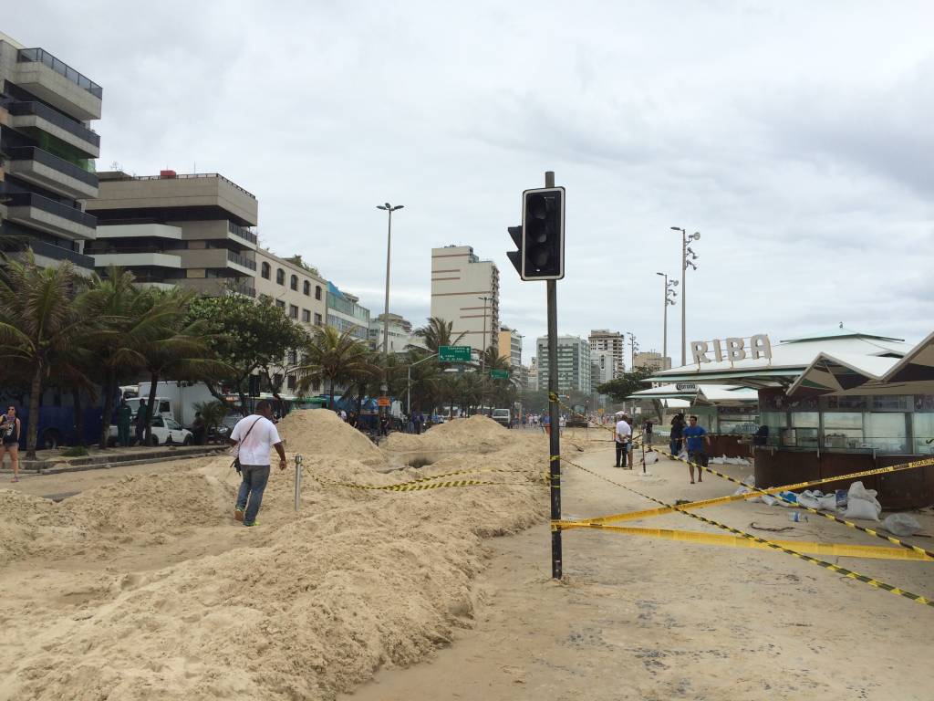 Maior ressaca do ano danificou quiosques, deque e calçadão do Leblon