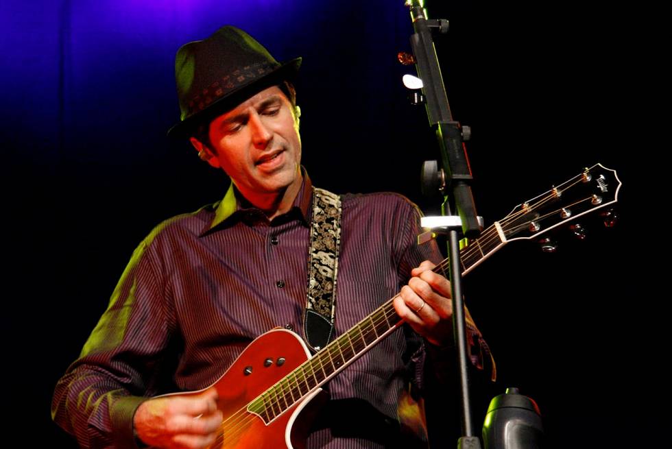 Leoni faz show gratuito na Barra da Tijuca