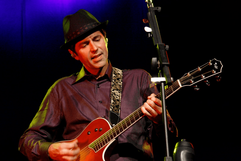 Leoni faz show gratuito na Barra da Tijuca