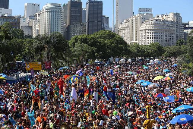 Mais de 1,4 mil pessoas são multadas por urinar na rua durante Carnaval