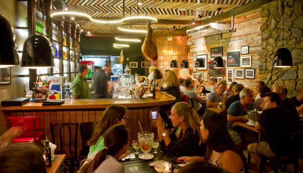 El Born: ponto catalão na Rua Bolívar El Born: ponto catalão na Rua Bolívar