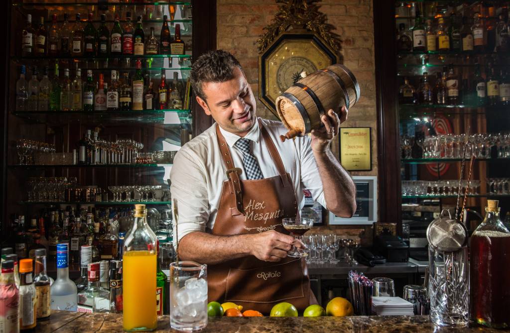 Aprenda a preparar o vermute do Paris Bar em casa