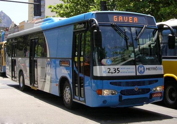 ônibus metrô na superfície