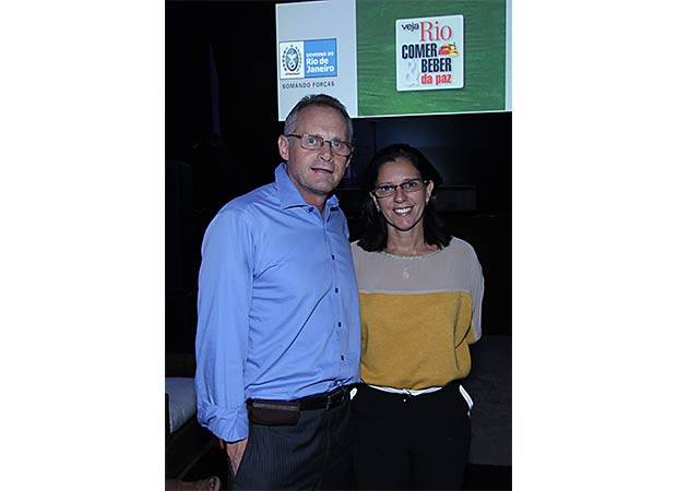 O secret&aacute;rio de seguran&ccedil;a p&uacute;blica, Jos&eacute; Mariano Beltrame, foi &agrave; festa com a mulher<br>