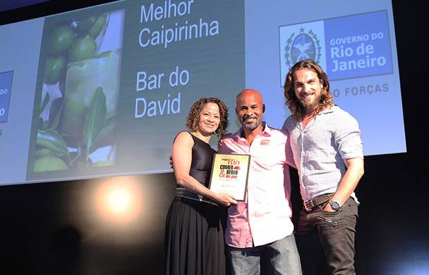 O ator Igor Rickli entrega o pr&ecirc;mio de Melhor Caipirinha ao Bar do David, do Morro da Babil&ocirc;nia<br>